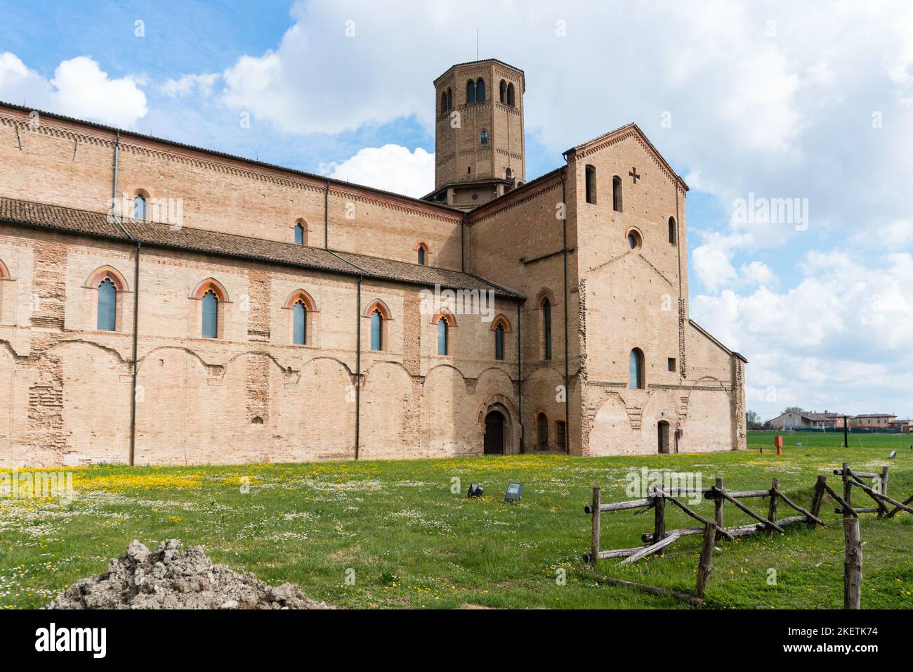 Parma, 3 aprile 2022: Vista dell'abbazia di Valserena nei pressi di Parma durante una giornata di sole. Foto Stock