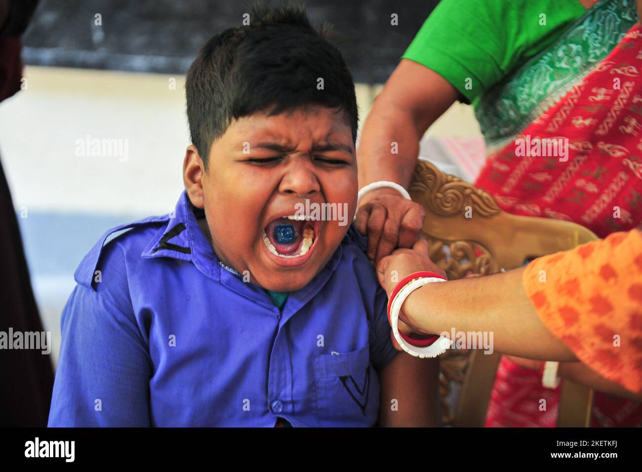 Non esclusiva: 13 2022 novembre Sylhet, Bangladesh: Un bambino riceve la dose di richiamo per prevenire la malattia di Covid 19 durante la campagna di vaccinazione di massa a. Foto Stock