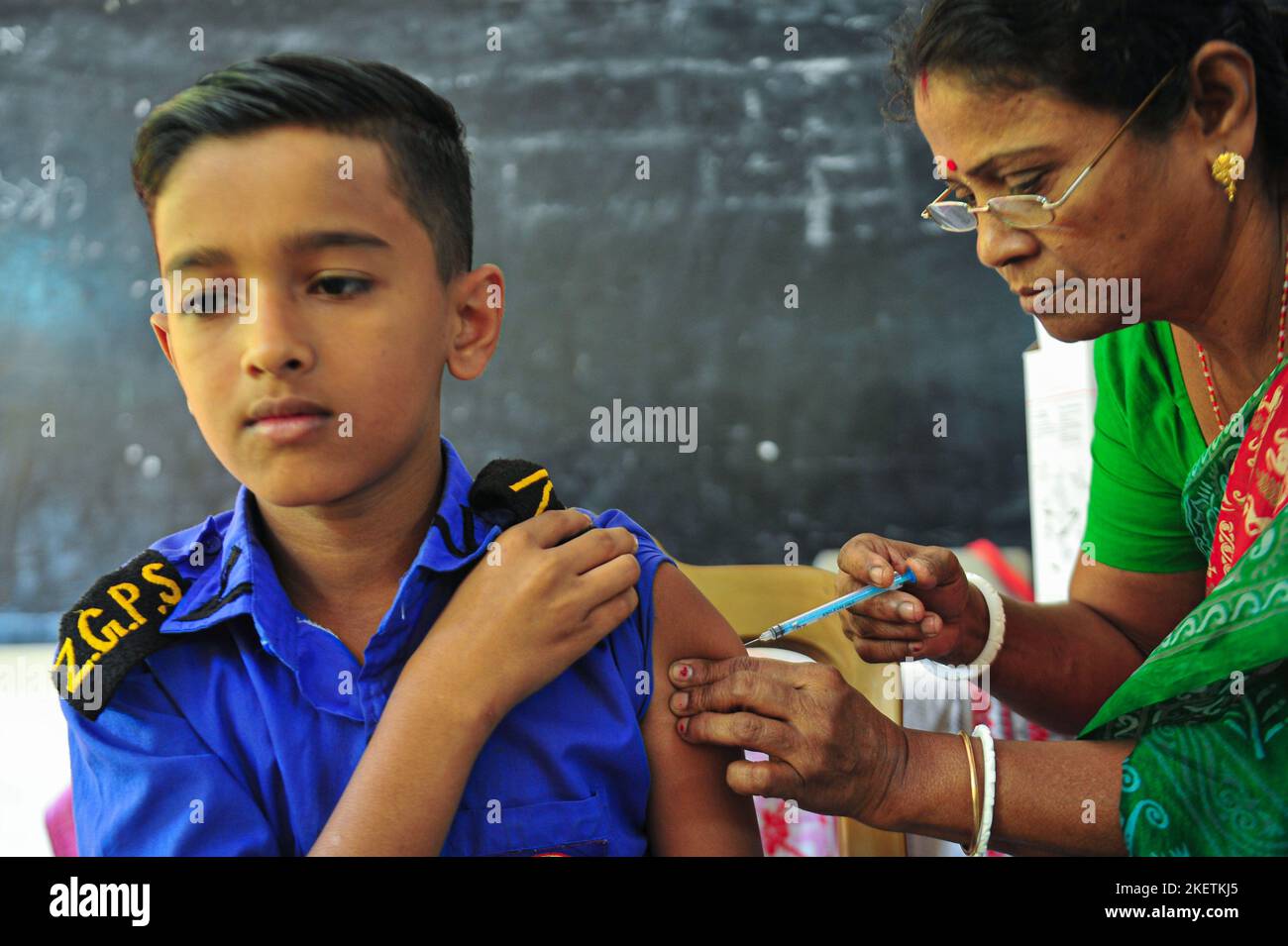 Non esclusiva: 13 2022 novembre Sylhet, Bangladesh: Un bambino riceve la dose di richiamo per prevenire la malattia di Covid 19 durante la campagna di vaccinazione di massa a. Foto Stock