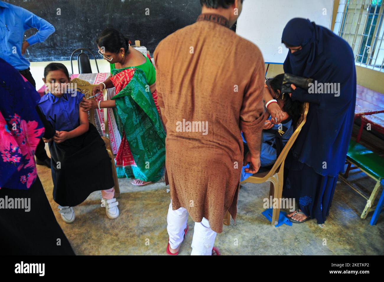 Non esclusiva: 13 2022 novembre Sylhet, Bangladesh: Un bambino riceve la dose di richiamo per prevenire la malattia di Covid 19 durante la campagna di vaccinazione di massa a. Foto Stock