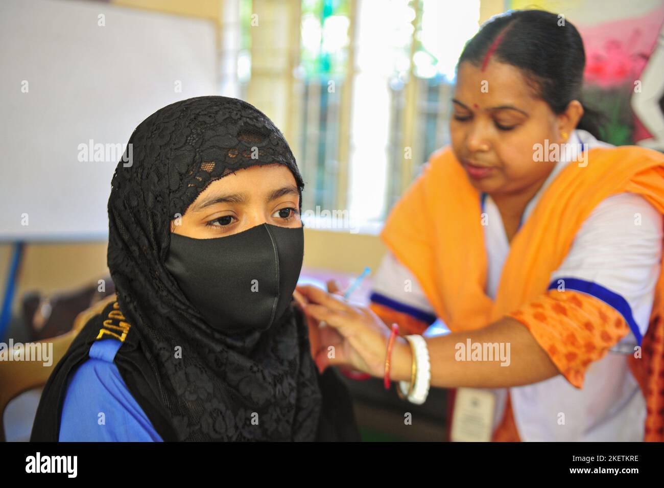 Non esclusiva: 13 2022 novembre Sylhet, Bangladesh: Un bambino riceve la dose di richiamo per prevenire la malattia di Covid 19 durante la campagna di vaccinazione di massa a. Foto Stock