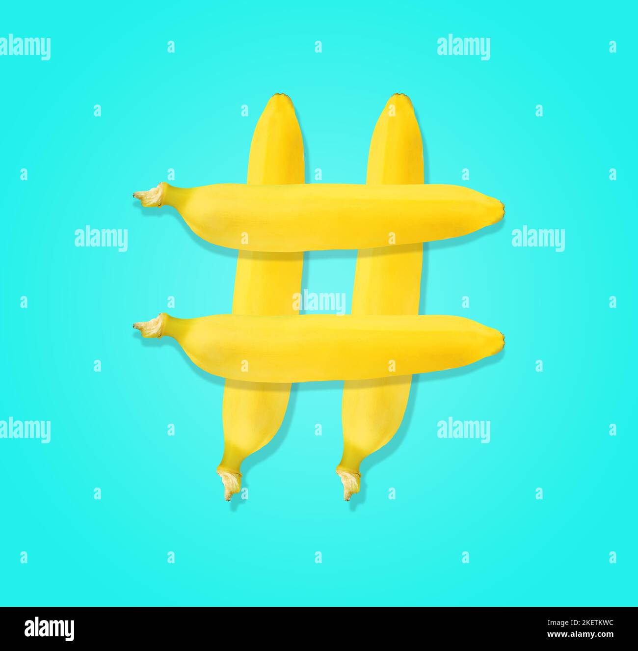 Collage d'arte contemporanea. Simbolo hashtag banana. Cucina moderna. Line art su sfondo estivo. Foto Stock