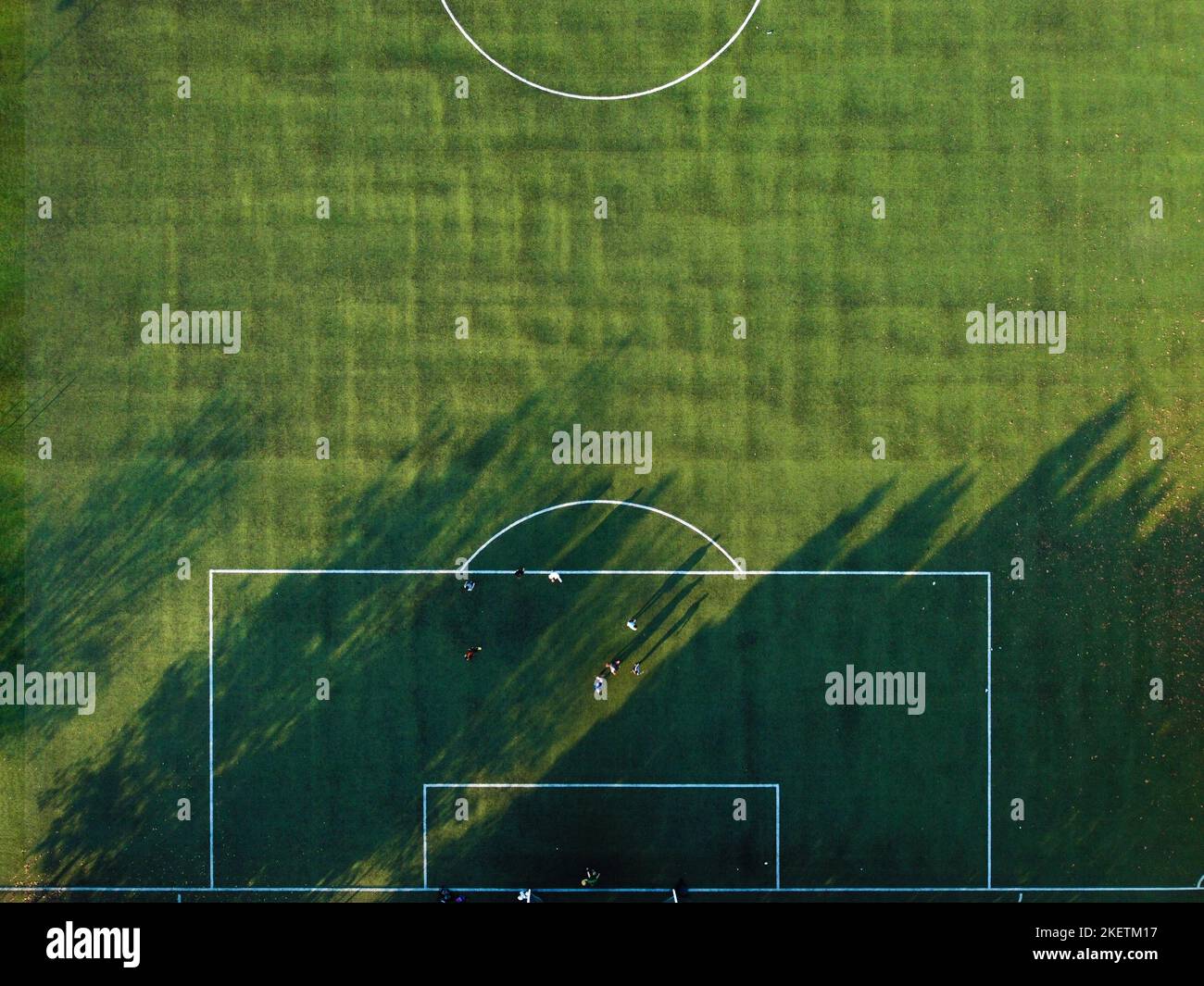 Persone che praticano il calcio su un campo verde Foto Stock