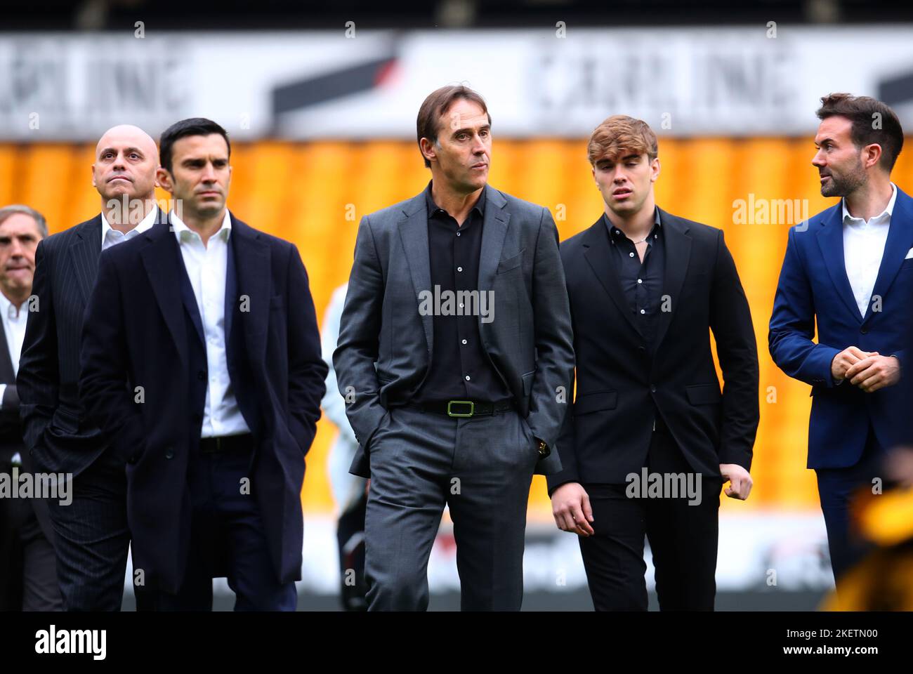 Julen Lopetegui (centro), manager di Wolverhampton Wanderers, in campo dopo una conferenza stampa allo stadio Molineux di Wolverhampton. Data immagine: Lunedì 14 novembre 2022. Foto Stock