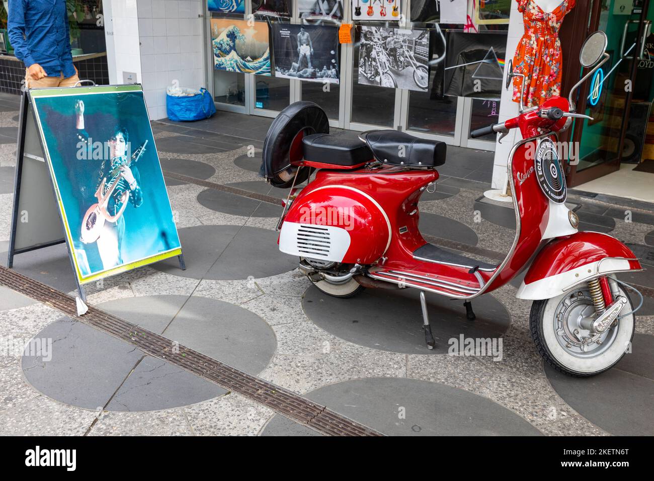 St Kilda Melbourne, negozio retrò degli anni '60 e '70 con scooter all'esterno e foto del musicista Prince,Victoria,Australia Foto Stock