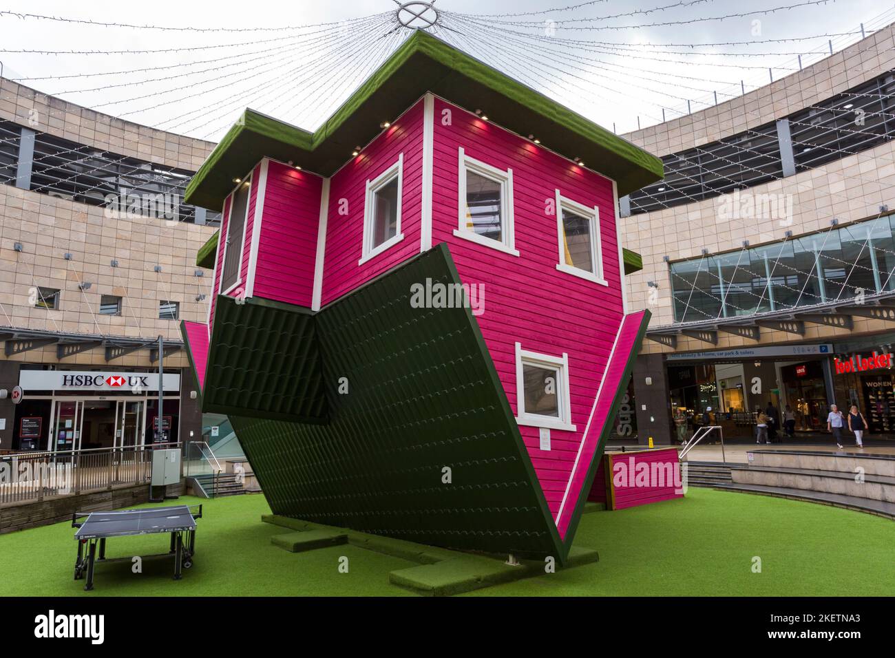 Upside Down House a Midsummer Place, Midsummer Blvd, Milton Keynes, Buckinghamshire, Regno Unito nel mese di settembre Foto Stock