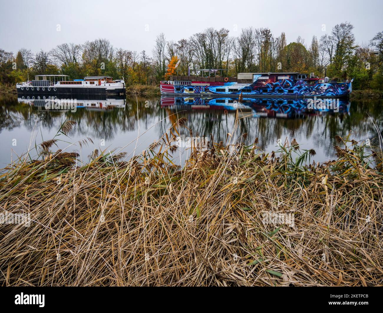 Chiatte che si stendono al molo lungo il canale della Mosella, Montigny-lès-Metz , Mosella, Lorena, regione Grand Est, Francia Foto Stock