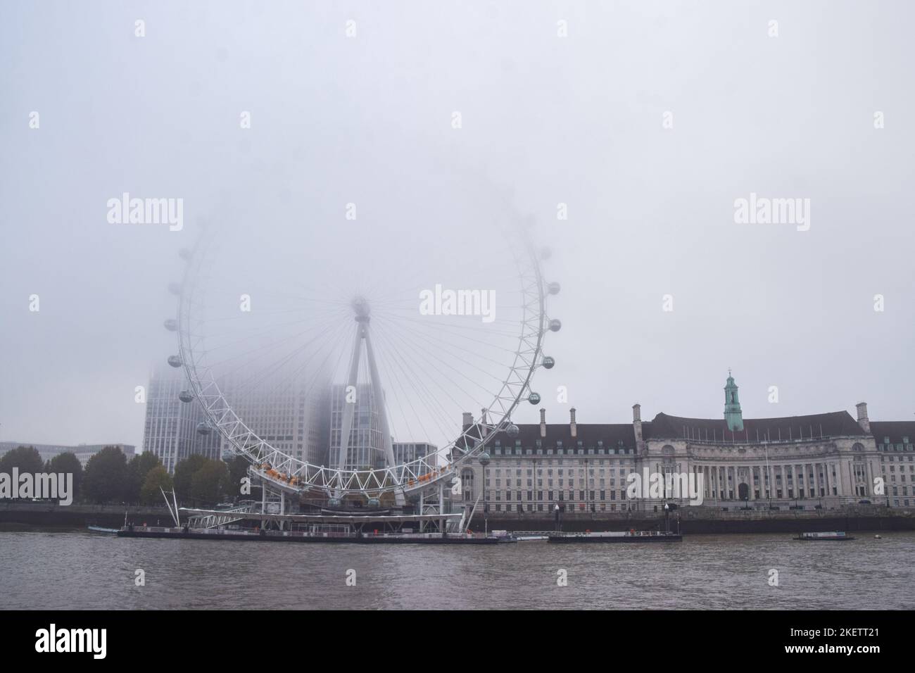Londra, Regno Unito. 14th novembre 2022. Oscurato London Eye, la fitta nebbia copre la capitale. Credit: Vuk Valcic/Alamy Live News Foto Stock