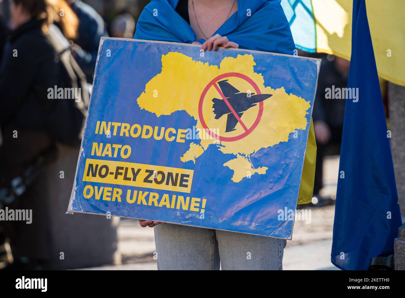 Introdurre la NATO no-fly zone sopra Ucraina segno tenuto da una donna a Cracovia. Sostenersi con il sostegno dell'Ucraina in Polonia. Cracovia, Polonia - 10 novembre 2022. Foto Stock