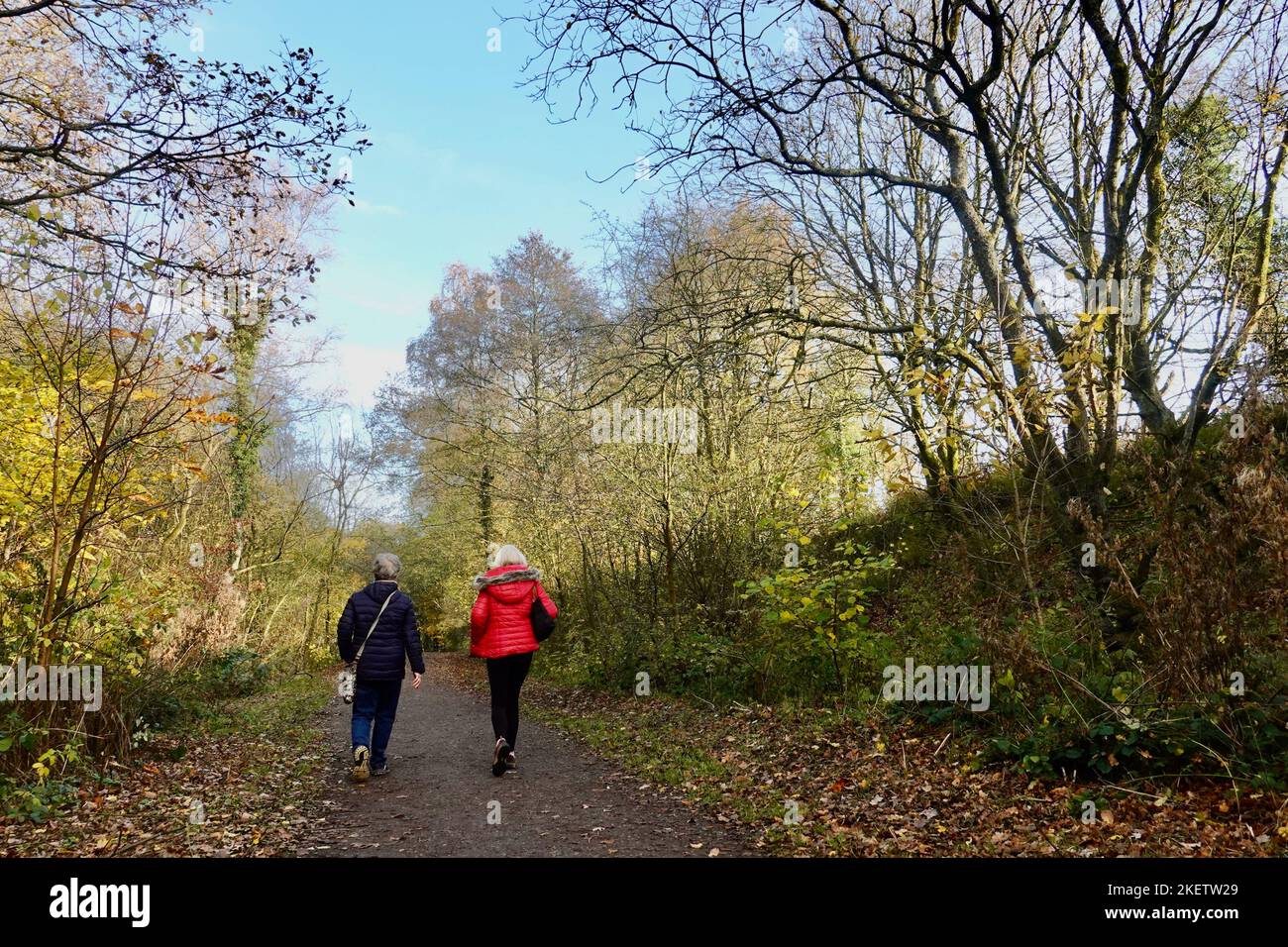 Due donne camminano lungo il Sentiero della Sett Valley nel Derbyshire Foto Stock