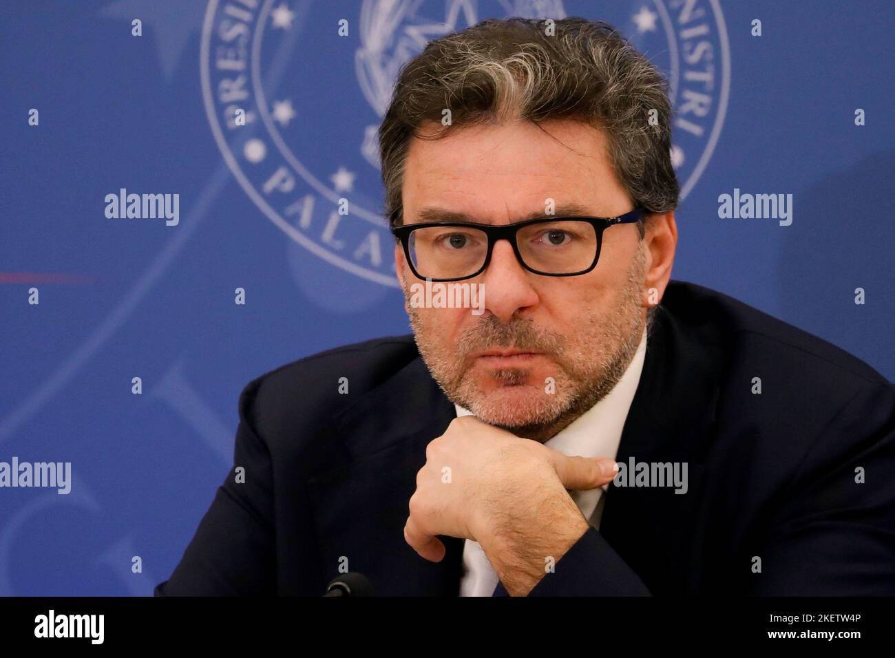 Italia, Roma, 11 novembre 2022 : Giancarlo Giorgetti, Ministro dell'Economia e delle Finanze, incontra la stampa dopo il Consiglio dei Ministri Photo Remo C. Foto Stock