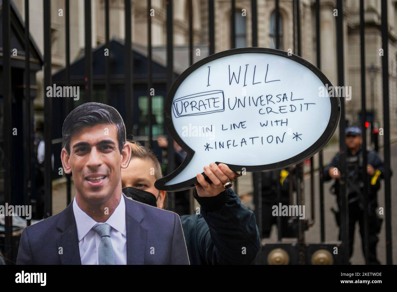 Whitehall, Westminster, Londra, Regno Unito. 14th Nov 2022. I manifestanti hanno creato una bolla di discorso per un'immagine di Rishi Sunak per evidenziare un messaggio per aumentare il credito universale in linea con l'inflazione. Citazione "riprarò il credito universale in linea con l'inflazione" Foto Stock