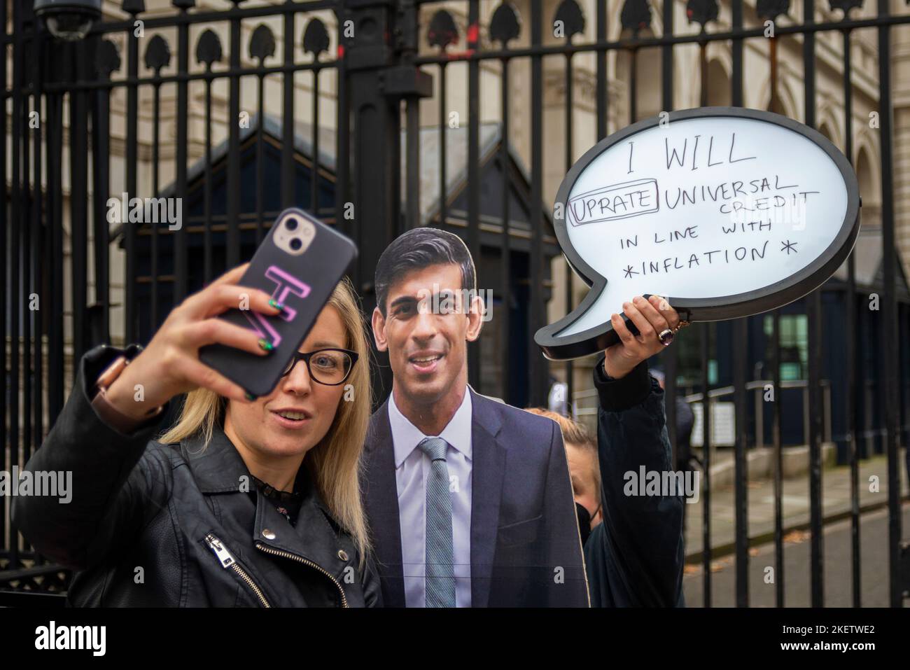 Whitehall, Westminster, Londra, Regno Unito. 14th Nov 2022. I manifestanti hanno creato una bolla di discorso per un'immagine di Rishi Sunak per evidenziare un messaggio per aumentare il credito universale in linea con l'inflazione. Citazione "riprarò il credito universale in linea con l'inflazione" Foto Stock