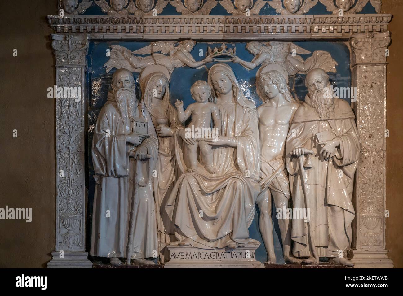 La famosa opera in terracotta Madonna intronata e Santi di Andrea della Robbia, eremo sacro di Camaldoli, Arezzo, Italia Foto Stock