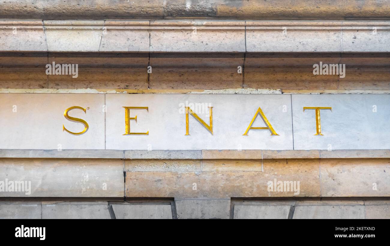 Cartello all'ingresso del Senato francese (Sénat), la casa superiore del parlamento francese, situato nel Palazzo di Lussemburgo a Parigi, Francia Foto Stock