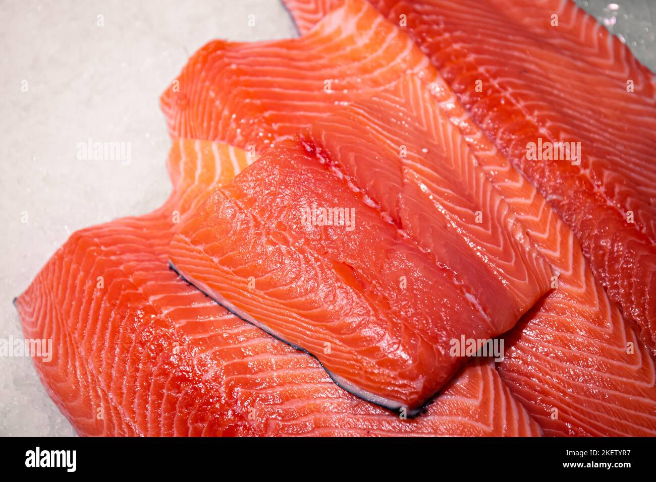 Primo piano di carne di filetto di pesce rosso. Trota o salmone, texture e macro foto. Foto Stock