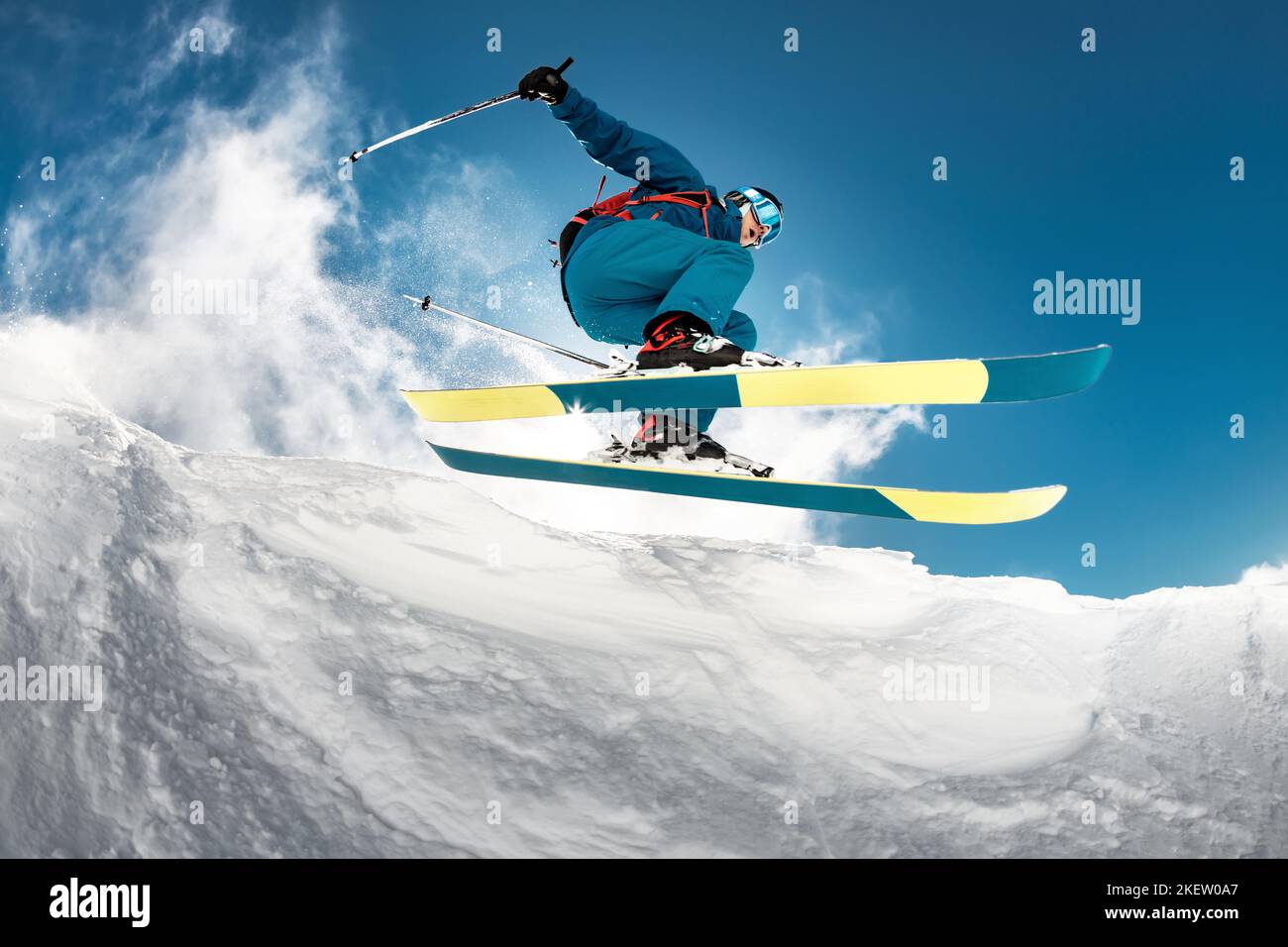 Lo sciatore veloce sta saltando sopra la macchina fotografica. Foto ravvicinata del salto. Foto Stock