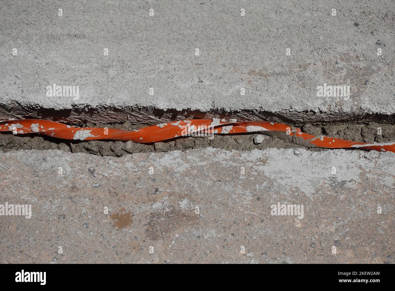 Isolamento dei cavi per cavi interrati che passano attraverso trincea sotto cemento stradale. Linee elettriche di messa a terra. Foto Stock