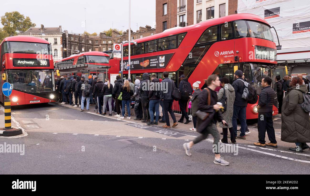 TFL Tube Strike si svolge oggi. Nella foto: Lunghe code di autobus si trovano all'esterno delle fermate di Londra Victoria. Immagine scattata il 10th novembre 2022. © Belinda Jia Foto Stock