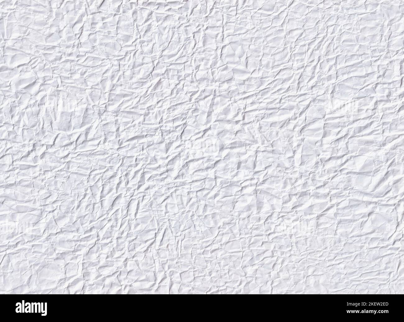 Superficie di carta bianca stropicciata con pieghe e pieghe. Sfondo grunge astratto. Foto Stock