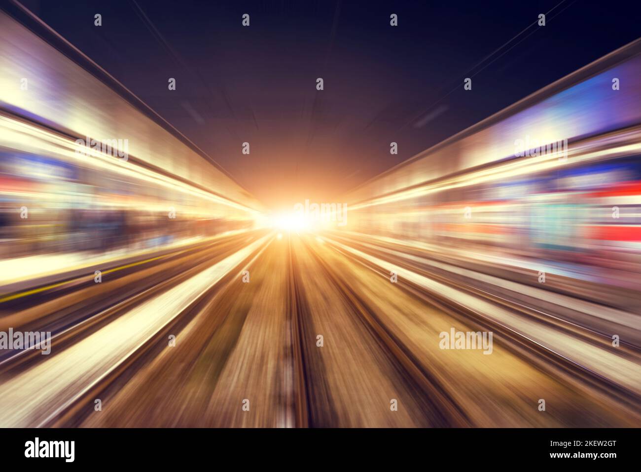 Il movimento sfoca il movimento attraverso la città di notte in treno. Foto Stock