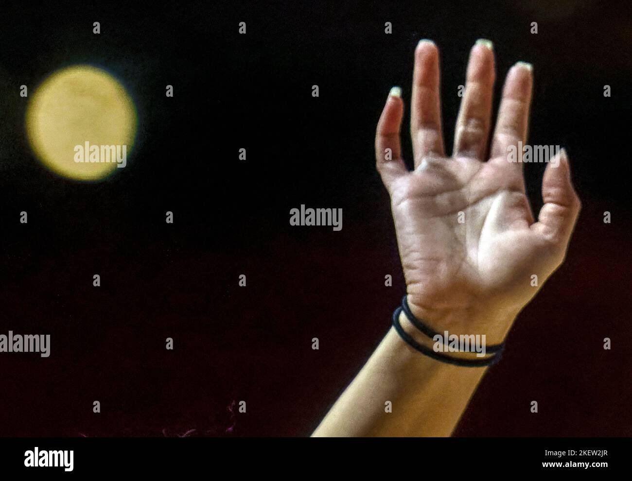 Una mano raggiunge la luce Foto Stock