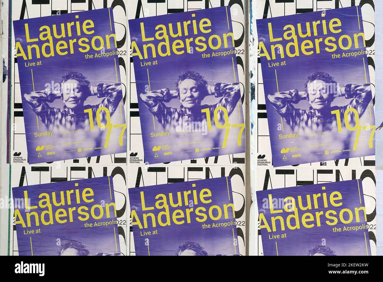 Atene, Grecia - 11 luglio 2022: Laurie Anderson poster concerto pubblicità di strada per la musica elettronica dal vivo. Foto Stock