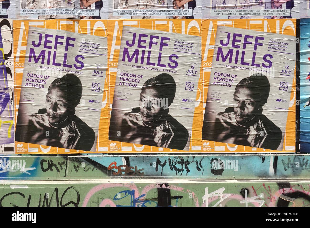 Atene, Grecia - 11 luglio 2022: Jeff Mills poster concerto sulle mura della città. Detroit techno electronic music live event. Foto Stock