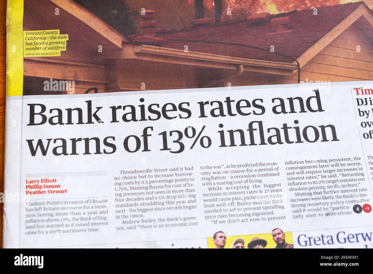 'Banca alza i tassi e avverte di inflazione del 13%' Guardian giornale prima pagina titolo articolo tasso di interesse il 5 agosto 2022 Londra Inghilterra Regno Unito Foto Stock