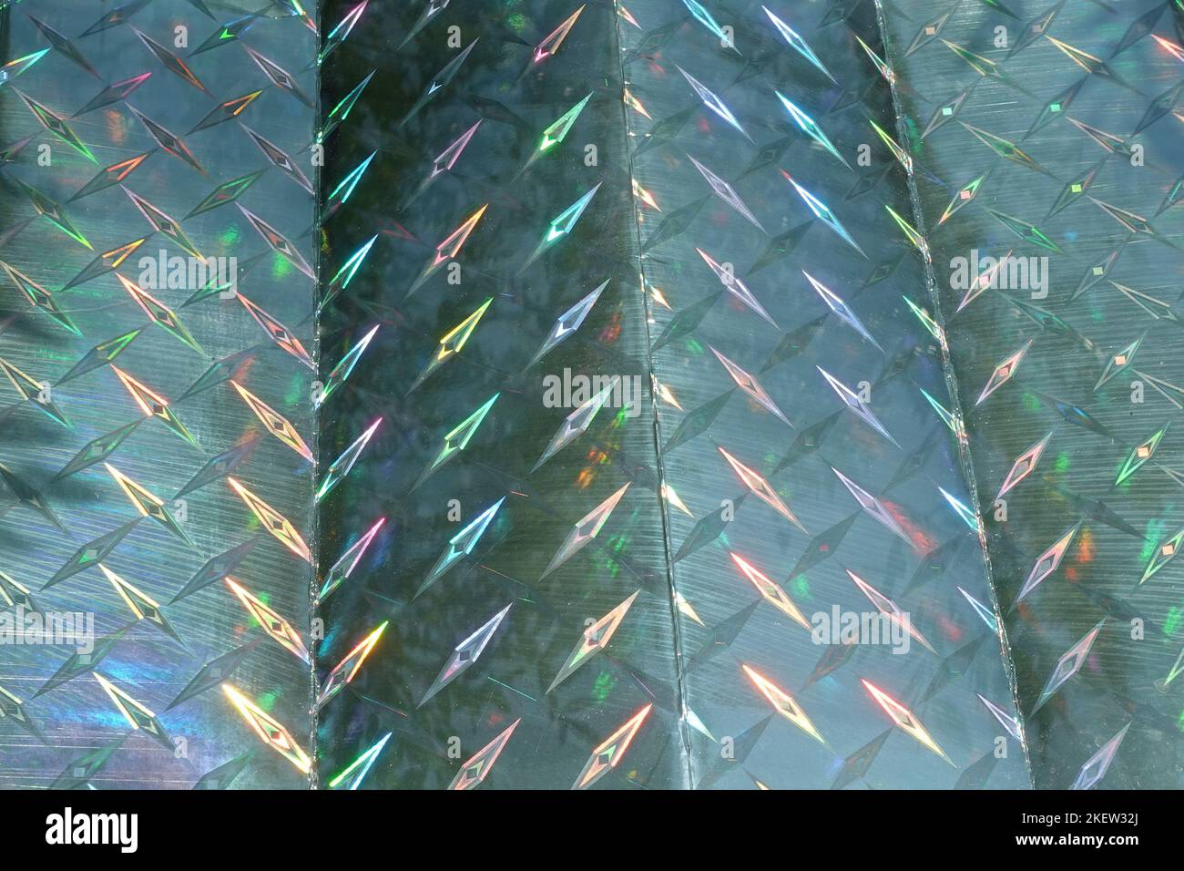 Riflessi iridescenti colorati e forme geometriche sulla superficie della crema solare. Sfondo astratto. Foto Stock