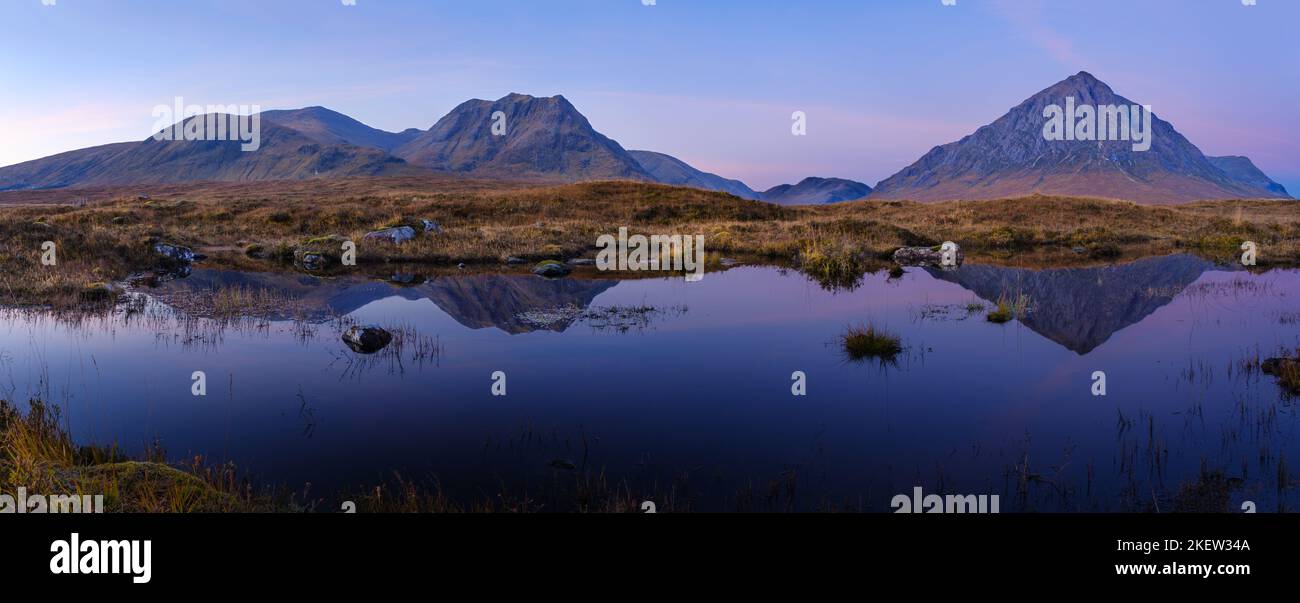 Panorama di Buachaille Etive Mor e le colline occidentali del Monte Nero da Rannoch Moor Foto Stock