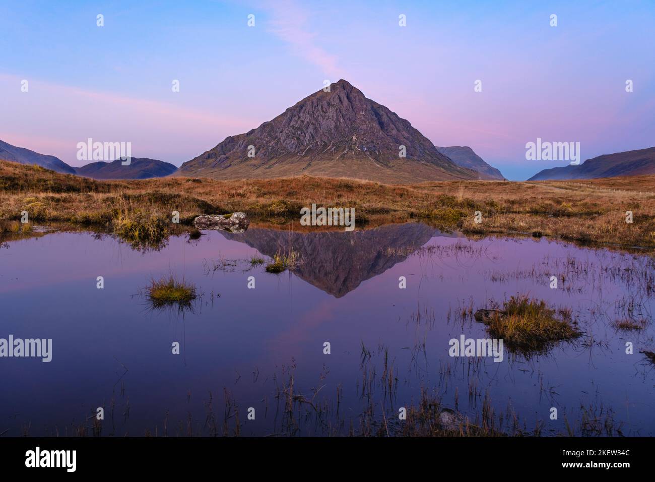 Munro Stob Dearg il picco settentrionale di Buachaille Etive Mor da Rannoch Moor Foto Stock