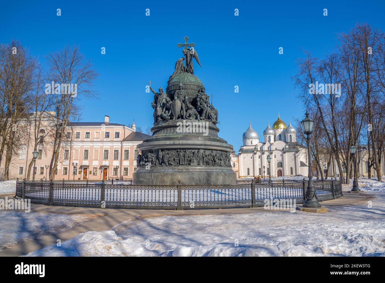 VELIKY NOVGOROD, RUSSIA - 09 MARZO 2022: Il monumento 'il millennio della Russia' (1862) sul territorio del Cremlino. Veliky Novgorod, Russia Foto Stock