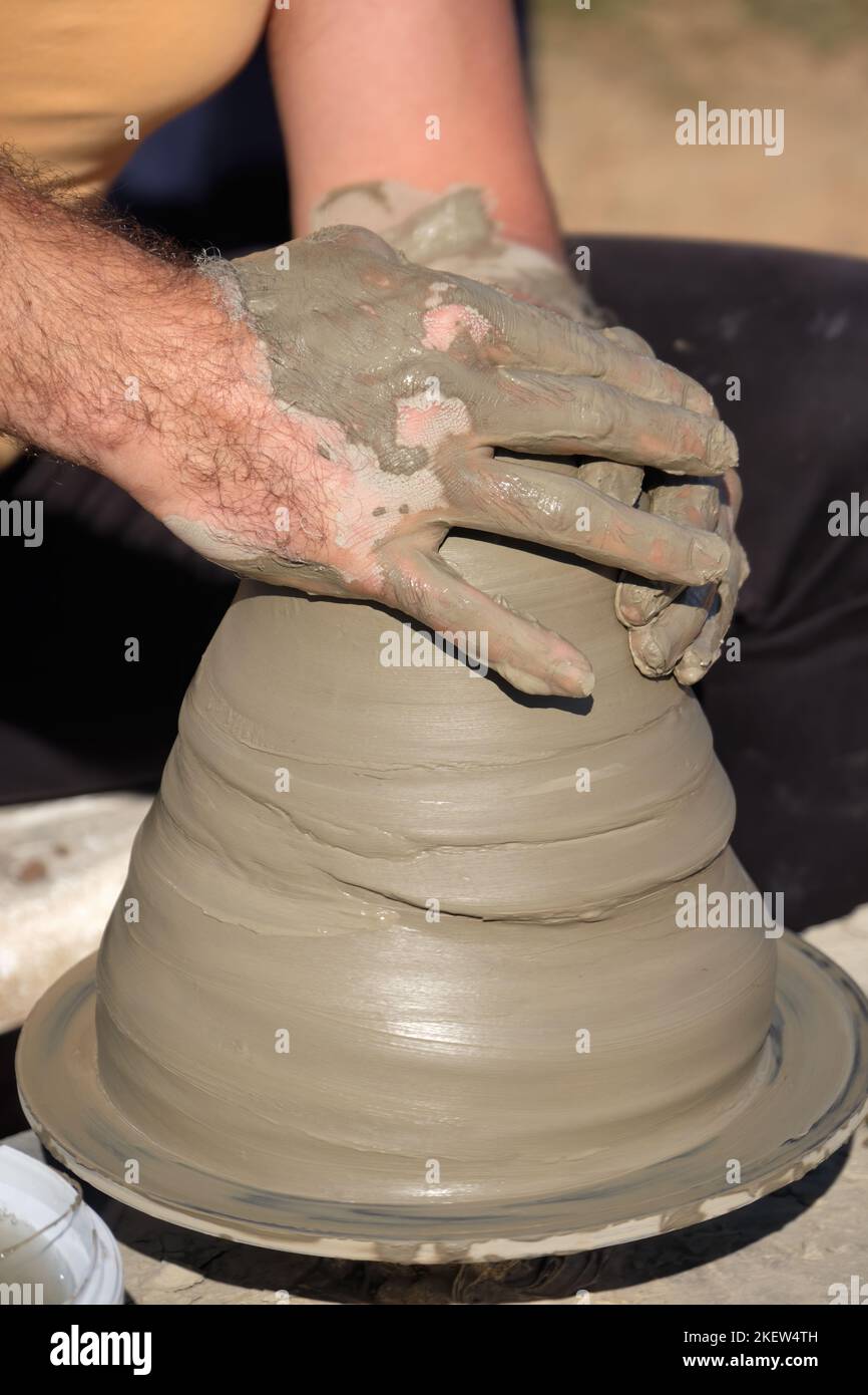 Vasaio che forma la Pot di Clay Foto Stock
