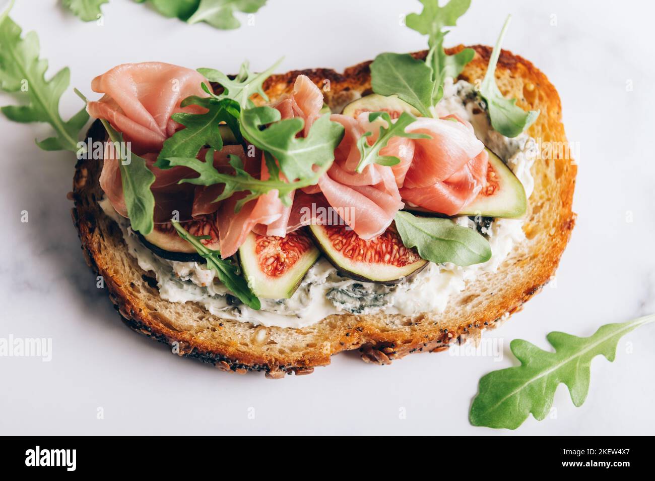 Panino aperto con Prosciutto e fichi Foto Stock