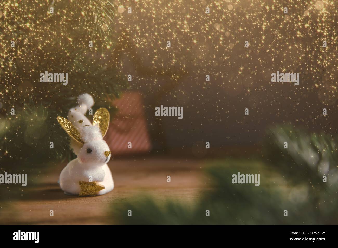 Un coniglio simbolo di 2023 tra le luci, ghirlande, alberi di Natale, calendario cinese anno simbolo con spazio copia Foto Stock