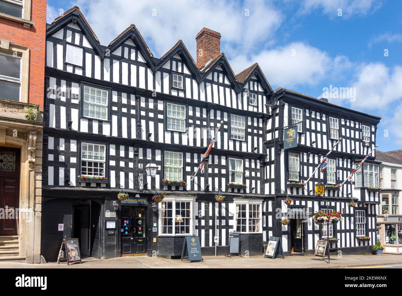 Il XVI secolo il Feathers Hotel, High Street, Ledbury, Herefordshire, England, Regno Unito Foto Stock