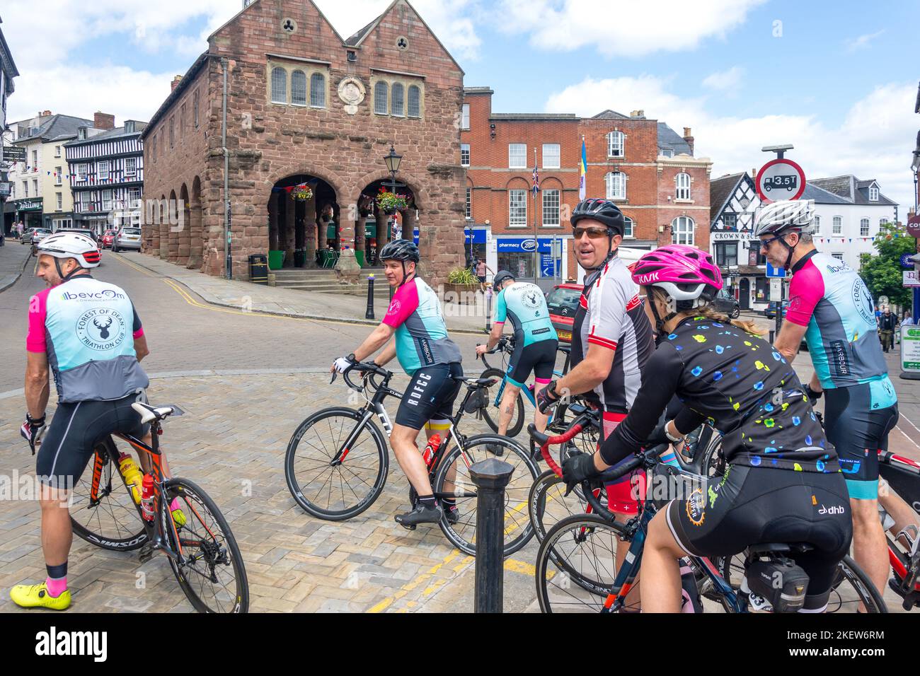 Gruppo di ciclisti in The Market Place, Ross-on-Wye (Rhosan ar Wy), Herefordshire, Inghilterra, Regno Unito Foto Stock