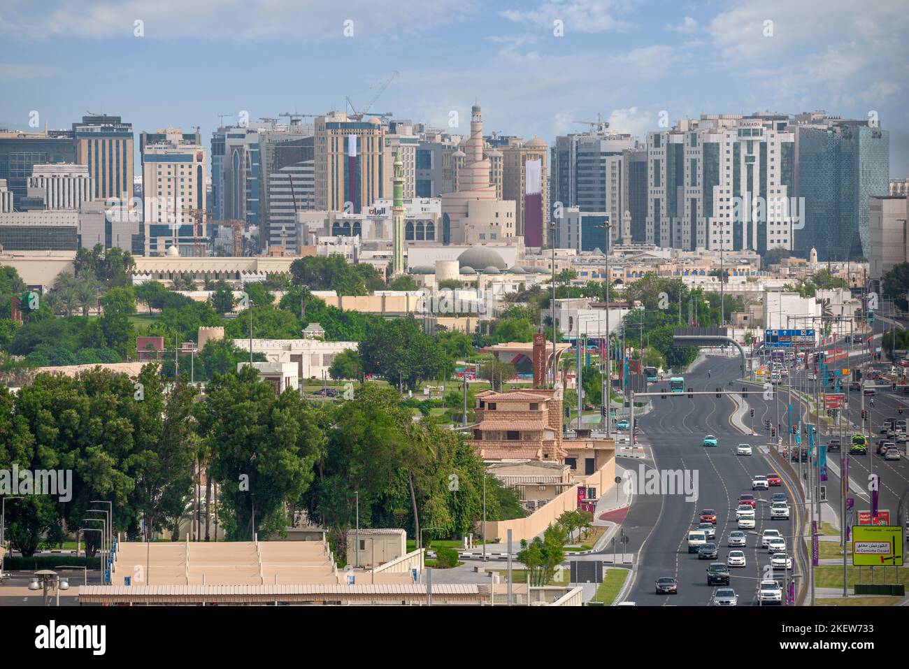 Vista aerea dello skyline di Doha con moschea Fanar Foto Stock