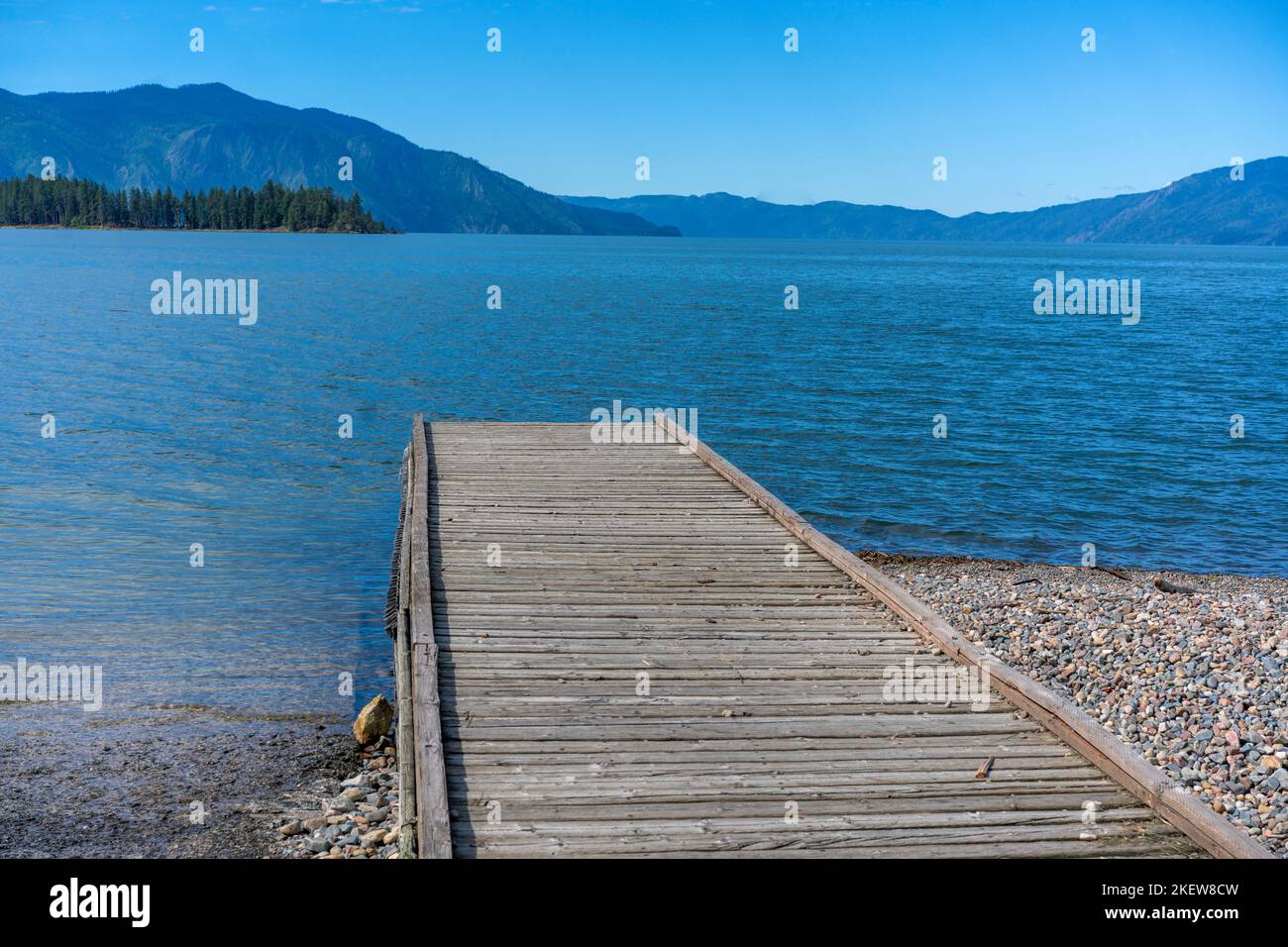 Il lago Pend Oreille, vicino a Hope, Idaho, è un tesoro dello stato di Gem che attira famiglie locali e visitatori lontani in una straordinaria esperienza all'aperto. Foto Stock