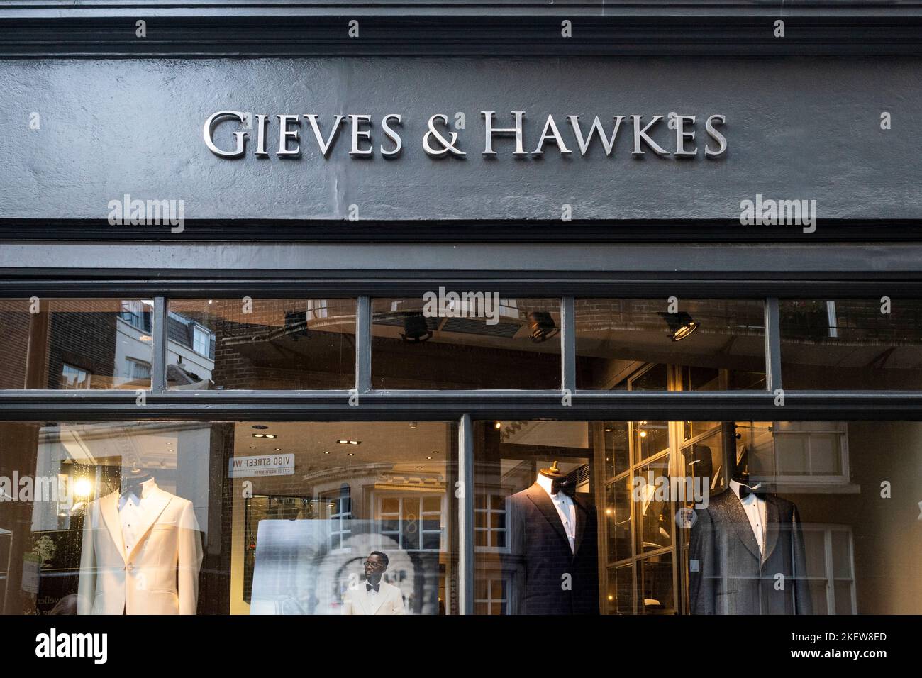 Londra, Regno Unito. 14 novembre 2022. L'esterno di Gieves & Hawkes al 1 Saville Row a Mayfair. L'azienda è una delle più antiche sarte su misura di Savile Row, detiene diversi warrant reali e i suoi abiti sono popolari tra i reali e l'aristocrazia britannica. È stato riferito che Frasers Group, di cui Mike Ashley è l'azionista di maggioranza, e che possiede Sports Direct, è in discussione per acquistare l'azienda. Credit: Stephen Chung / Alamy Live News Foto Stock