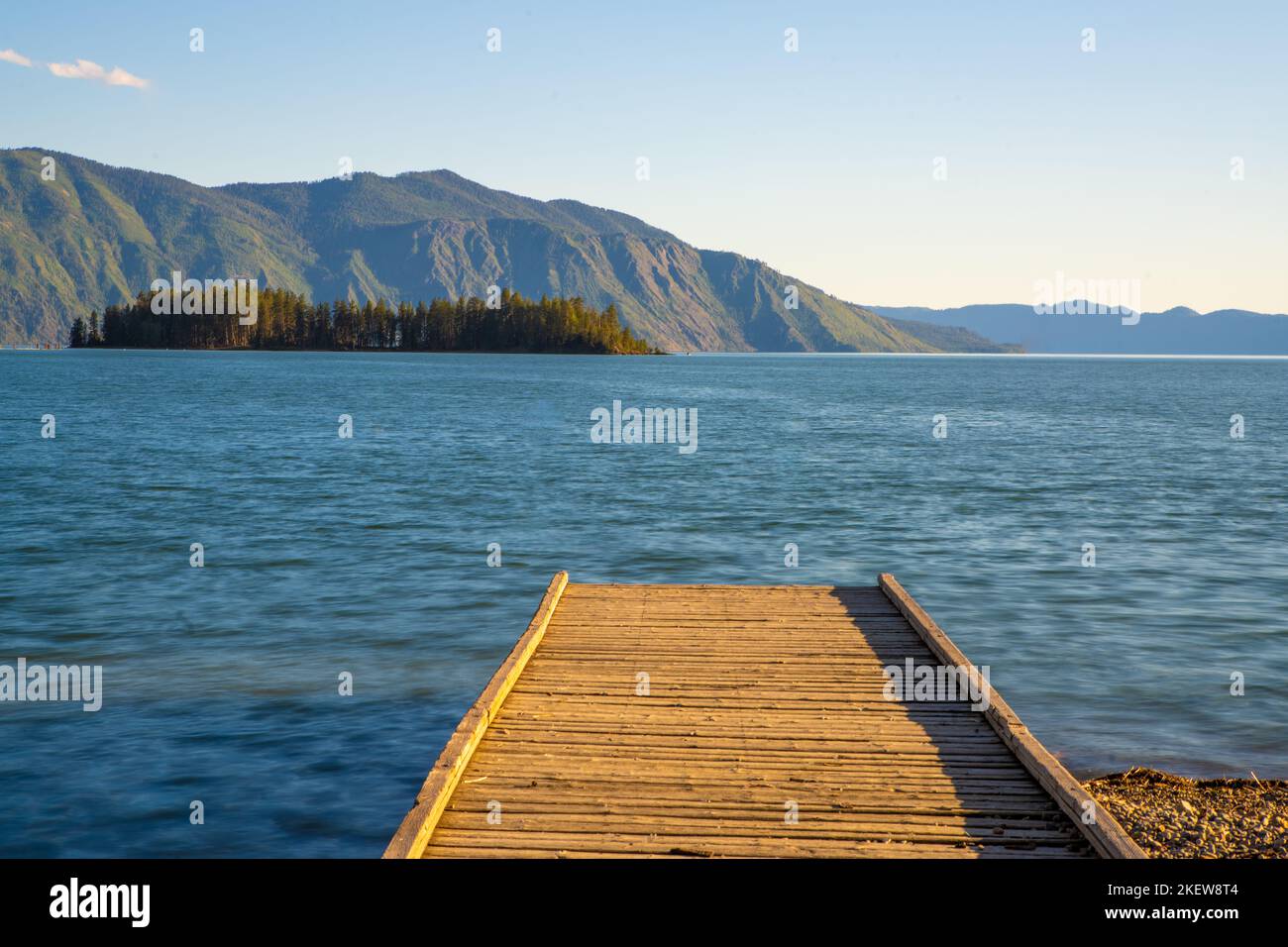 Il lago Pend Oreille, vicino a Hope, Idaho, è un tesoro dello stato di Gem che attira famiglie locali e visitatori lontani in una straordinaria esperienza all'aperto. Foto Stock