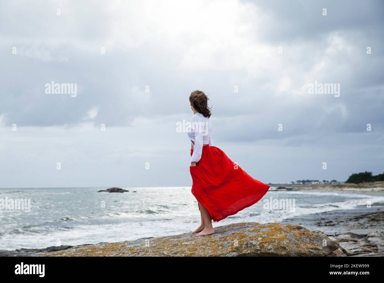 Bella giovane donna, immagine ispiratrice in Bretagna Francia. Quiberon. Movimento dal vento. Foto Stock