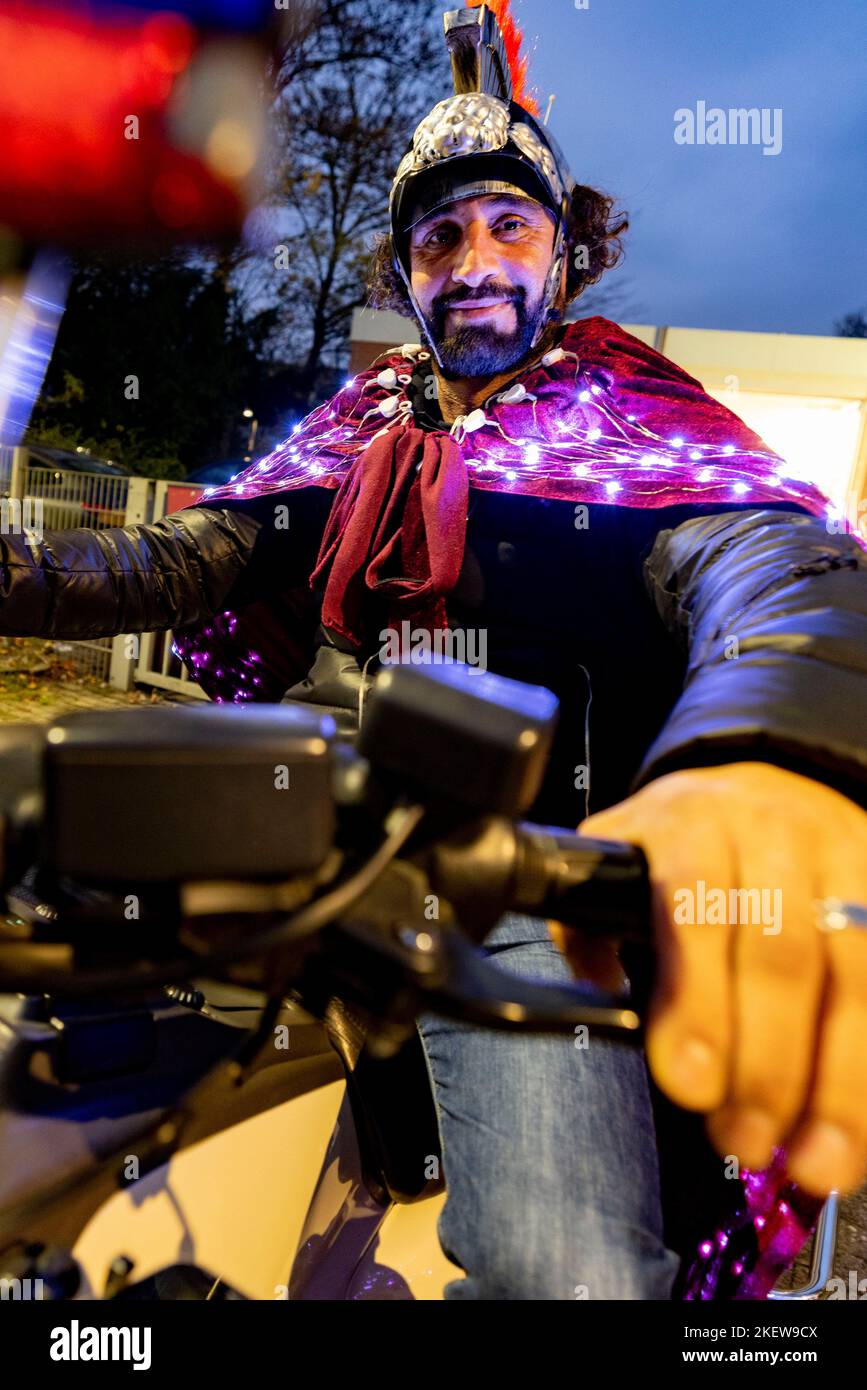 Essen, Germania. 14th Nov 2022. Rabih Khodr di Bochum è St. Martin sulla moto - una Honda GoldWing - alla processione di St. Martin a Essen Heisingen - il cavallo è malato. Egli stesso non ha una patente di moto e guiderà la processione di San Martino solo come pilota. Credit: Christoph Reichwein/dpa/Alamy Live News Foto Stock