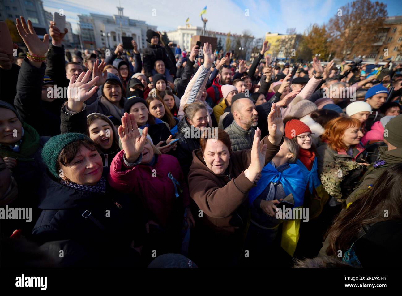 Kherson, Ucraina. 14th Nov 2022. I residenti locali celebrano la liberazione della loro città dall'occupazione russa come presidente ucraino Volodymyr Zelenskyy, visite successive al ritiro russo, 14 novembre 2022 a Kherson, Ucraina. Zelenskyy ha visitato la città ripresa dall'occupazione russa in un colpo al presidente Vladimir Putin. Credit: Presidenza Ucraina/Ufficio stampa presidenziale Ucraina/Alamy Live News Foto Stock