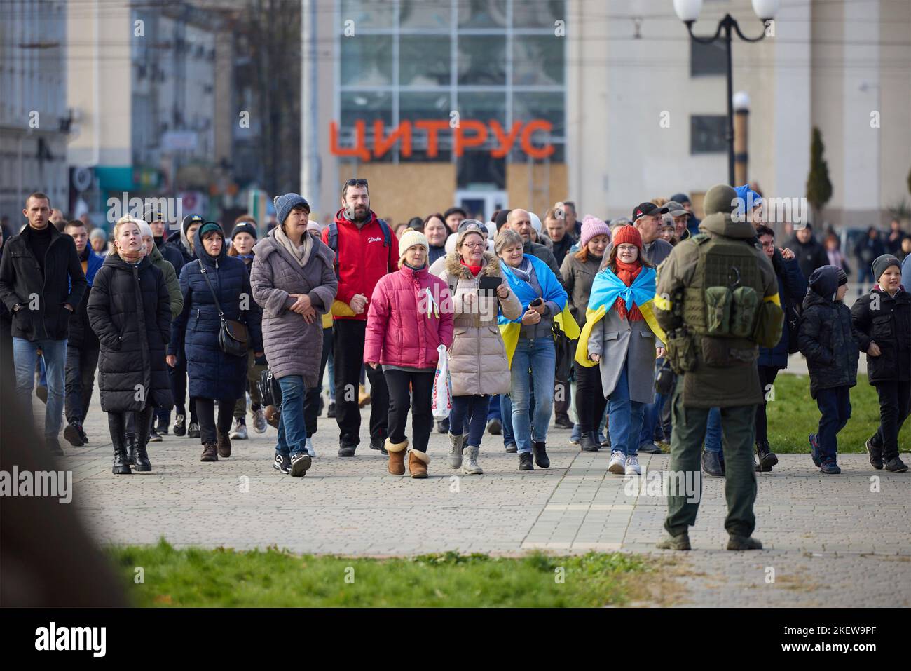 Kherson, Ucraina. 14th Nov 2022. I residenti locali si riuniscono per vedere il presidente ucraino Volodymyr Zelenskyy, dopo la liberazione della loro città dall'occupazione russa, il 14 novembre 2022 a Kherson, Ucraina. Zelenskyy ha visitato la città ripresa dall'occupazione russa in un colpo al presidente Vladimir Putin. Credit: Presidenza Ucraina/Ufficio stampa presidenziale Ucraina/Alamy Live News Foto Stock