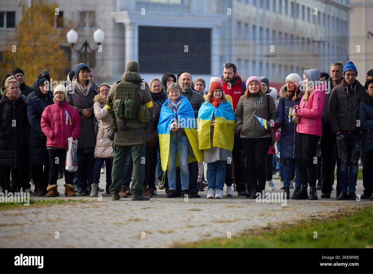 Kherson, Ucraina. 14th Nov 2022. I residenti locali si riuniscono per vedere il presidente ucraino Volodymyr Zelenskyy, dopo la liberazione della loro città dall'occupazione russa, il 14 novembre 2022 a Kherson, Ucraina. Zelenskyy ha visitato la città ripresa dall'occupazione russa in un colpo al presidente Vladimir Putin. Credit: Presidenza Ucraina/Ufficio stampa presidenziale Ucraina/Alamy Live News Foto Stock