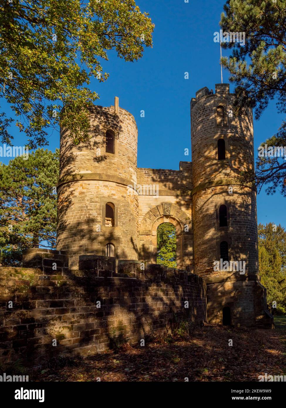 Le torrette del castello di Stainborough, una follia nei giardini del castello di Wentworth, viste contro un cielo blu in un soleggiato giorno d'autunno. REGNO UNITO Foto Stock
