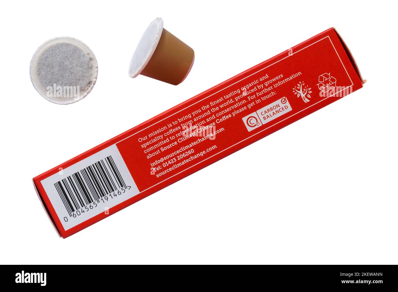 Fonte di cambiamento climatico caffè monoorigine biologica capsule di caffè compostabili e a base di piante con due rimossi isolati su sfondo bianco Foto Stock