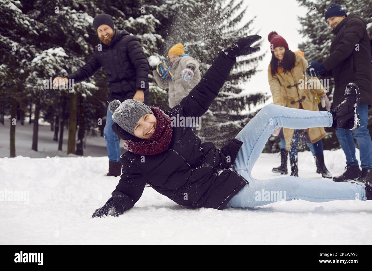 I giovani felici si divertono a rilassarsi durante le vacanze invernali Foto Stock